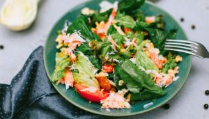 Healthy quinoa salad for weight loss with chickpeas and vegetables"