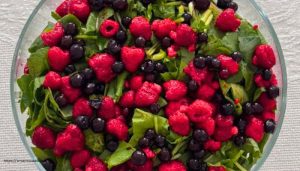 Healthy quinoa salad for weight loss with chickpeas and vegetables"