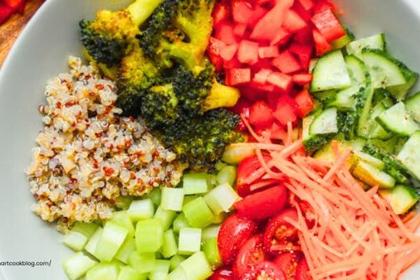 Healthy quinoa salad for weight loss with chickpeas and vegetables
