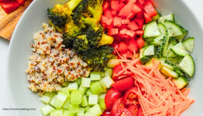 Healthy quinoa salad for weight loss with chickpeas and vegetables